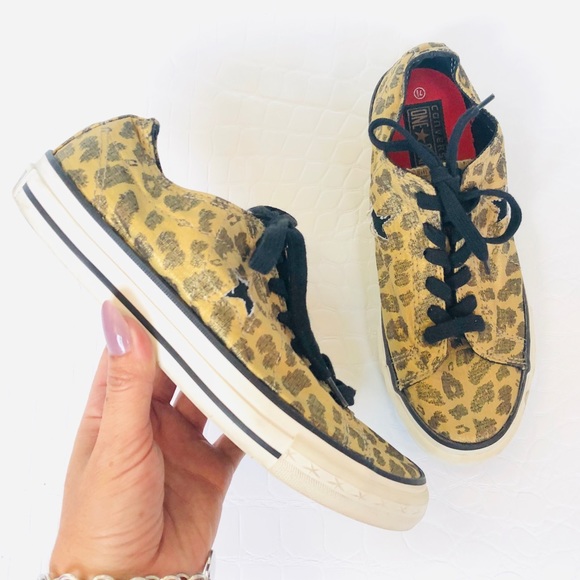 converse one star leopard